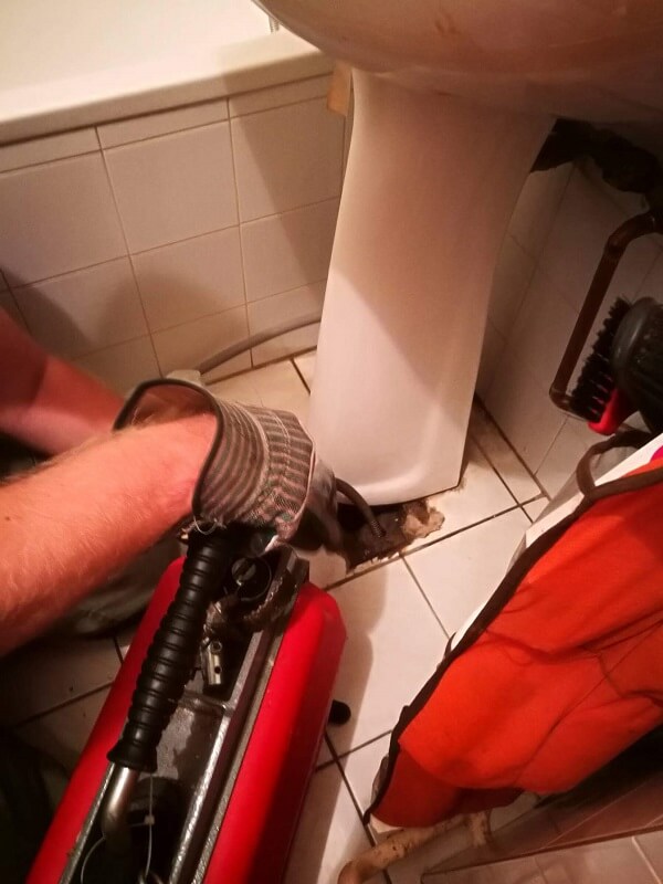 padlósszefolyó tisztítása spirállal