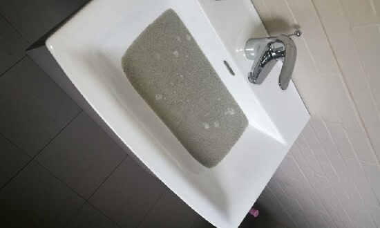 Kupak a mosdóban