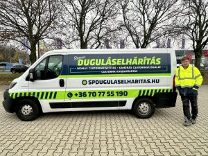 SP Duguláselhárítás feliratozott autója helyszíni kiszálláshoz